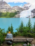 Un caminante femenino joven paró a lo largo de una pista de senderismo que admiraba la vista hermosa e increíble de un lago y de fotos de archivo libres de regalías Un caminante femenino joven paró a lo largo de una pista de senderismo que admiraba la vista hermosa e increíble de un lago y de fotos de archivo libres de regalías