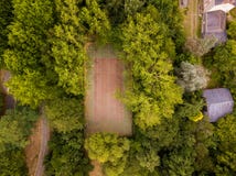 Un campo da pallacanestro ha perso nel legno fotografie stock libere da diritti Un campo da pallacanestro ha perso nel legno fotografie stock libere da diritti