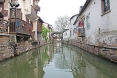 Un canal avec une rivière dans la ville de Suzhou, Chine photo libre de droits Un canal avec une rivière dans la ville de Suzhou, Chine photo libre de droits
