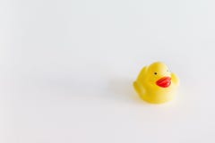 Un canard en caoutchouc jaune d'isolement sur le fond blanc Jouet de Bath avec l'espace de copie pour votre texte photo stock Un canard en caoutchouc jaune d'isolement sur le fond blanc Jouet de Bath avec l'espace de copie pour votre texte photo stock
