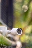 Un CCTV all'aperto bianco per il fondo della sfuocatura della casa di sicurezza fotografie stock libere da diritti Un CCTV all'aperto bianco per il fondo della sfuocatura della casa di sicurezza fotografie stock libere da diritti