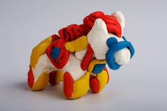 Un cheval fait de pâte à modeler sur un fond homogène image stock Un cheval fait de pâte à modeler sur un fond homogène image stock
