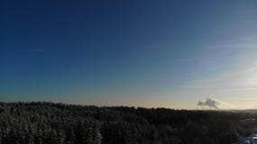 Un chiaro giorno che gelido il sole sta splendendo il fumo aumenta dai tubi della centrale elettrica una veduta panoramica Regist fotografia stock Un chiaro giorno che gelido il sole sta splendendo il fumo aumenta dai tubi della centrale elettrica una veduta panoramica Regist fotografia stock