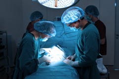 Un chirurgo veterinario che lavora nella sala operatoria con un assistente fotografie stock libere da diritti Un chirurgo veterinario che lavora nella sala operatoria con un assistente fotografie stock libere da diritti