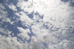 Un ciel bleu avec les nuages pelucheux image libre de droits Un ciel bleu avec les nuages pelucheux image libre de droits