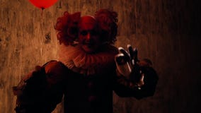 Clown Sanglant Fou Avec Maquillage En Costume De Carnaval Tient