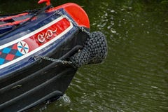 Un colpo parziale di un crogiolo di canale sul fiume Stort in Hertfordshire immagine stock Un colpo parziale di un crogiolo di canale sul fiume Stort in Hertfordshire immagine stock