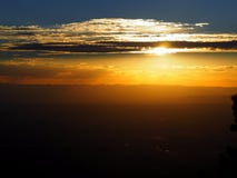 Un coucher du soleil d'or du Nouveau Mexique photographie stock libre de droits Un coucher du soleil d'or du Nouveau Mexique photographie stock libre de droits