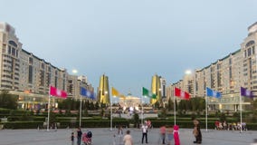 Un cuadrado delante de Ak Orda con el timelapse del centro de negocios de Altyn Orda en el primero plano metrajes Un cuadrado delante de Ak Orda con el timelapse del centro de negocios de Altyn Orda en el primero plano metrajes