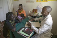 Un docteur consulte la mère et les enfants au sujet du HIV/SIDA chez Pepo La Tumaini Jangwani, programme de rééducation de la Com image stock Un docteur consulte la mère et les enfants au sujet du HIV/SIDA chez Pepo La Tumaini Jangwani, programme de rééducation de la Com image stock