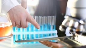 Un docteur f?minin dans un laboratoire chimique se tient images libres de droits Un docteur f?minin dans un laboratoire chimique se tient images libres de droits