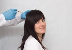 Un docteur injecte une fille de plasma-levage de brune à la croissance de cheveux et la qualité, thérapie de plasma, médicale, fe images libres de droits Un docteur injecte une fille de plasma-levage de brune à la croissance de cheveux et la qualité, thérapie de plasma, médicale, fe images libres de droits