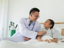 Un docteur masculin heureux utilise un stéthoscope pour vérifier le ` patient s BO photographie stock libre de droits Un docteur masculin heureux utilise un stéthoscope pour vérifier le ` patient s BO photographie stock libre de droits