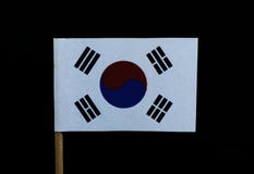 Un drapeau unique de la Corée du Sud sur le cure-dents sur le fond noir Un champ blanc avec un taegeuk rouge et bleu au centre qu photos libres de droits Un drapeau unique de la Corée du Sud sur le cure-dents sur le fond noir Un champ blanc avec un taegeuk rouge et bleu au centre qu photos libres de droits