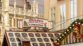 Un du marché se tient au ` s Christkindlmarkt de Munich Image libre de droits Un du marché se tient au ` s Christkindlmarkt de Munich Image libre de droits