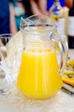Un d?canteur en verre avec le jus d'orange est sur la table photos libres de droits Un d?canteur en verre avec le jus d'orange est sur la table photos libres de droits
