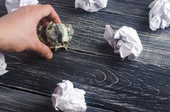 Un dólar arrugado en una tabla al lado de bolas del Libro Blanco El proceso de pensar y de encontrar nuevas ideas del negocio, re fotos de archivo Un dólar arrugado en una tabla al lado de bolas del Libro Blanco El proceso de pensar y de encontrar nuevas ideas del negocio, re fotos de archivo