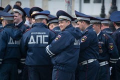 Un empleado de la policía rusa del servicio de la patrulla del camino Foto de archivo Un empleado de la policía rusa del servicio de la patrulla del camino Foto de archivo
