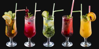 Un ensemble de boissons froides d'été en verres Sur un fond noir photos libres de droits Un ensemble de boissons froides d'été en verres Sur un fond noir photos libres de droits