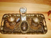 Un ensemble pour le café potable, une tasse et la grive, couvertes de couvercles en bronze, faits sous l'antiquité, vue supérieur photo stock Un ensemble pour le café potable, une tasse et la grive, couvertes de couvercles en bronze, faits sous l'antiquité, vue supérieur photo stock