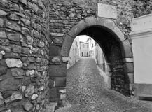 Un'entrata al castello e ad una via stretta in bianco e nero immagini stock libere da diritti Un'entrata al castello e ad una via stretta in bianco e nero immagini stock libere da diritti