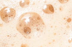 Un esófago grande de un tónico espumoso del café con leche o crema, azotado con un instrumento spetsialny, tiroteo macro del p imagen de archivo libre de regalías Un esófago grande de un tónico espumoso del café con leche o crema, azotado con un instrumento spetsialny, tiroteo macro del p imagen de archivo libre de regalías