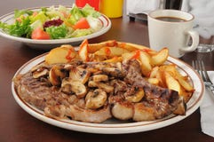 Filete asado a la parrilla de la costilla con las setas salteadas fotos de archivo libres de regalías Filete asado a la parrilla de la costilla con las setas salteadas fotos de archivo libres de regalías