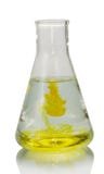 Un flacon chimique avec transparent et des gouttes de liquide jaune est photos libres de droits Un flacon chimique avec transparent et des gouttes de liquide jaune est photos libres de droits