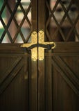 Un fondo de madera del detalle del sistema del cierre de puerta del oro japonés imágenes de archivo libres de regalías Un fondo de madera del detalle del sistema del cierre de puerta del oro japonés imágenes de archivo libres de regalías