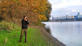 Un fotografo che fotografa il Danubio fotografia stock Un fotografo che fotografa il Danubio fotografia stock