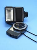 Un fotómetro del vintage y un viejo flash de la cámara de la foto imágenes de archivo libres de regalías Un fotómetro del vintage y un viejo flash de la cámara de la foto imágenes de archivo libres de regalías