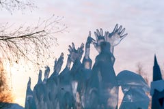 Un fragment d'une glace que sculpture-beaucoup de mains ont augmentée au ciel photos libres de droits Un fragment d'une glace que sculpture-beaucoup de mains ont augmentée au ciel photos libres de droits