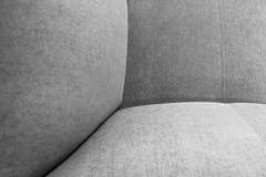 Un fragment du siège, du dos et de l'accoudoir du fauteuil gris de velours images libres de droits Un fragment du siège, du dos et de l'accoudoir du fauteuil gris de velours images libres de droits