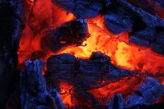Un fuego hermoso de la tarde que derrite lejos con los carbones rojos imagen de archivo Un fuego hermoso de la tarde que derrite lejos con los carbones rojos imagen de archivo
