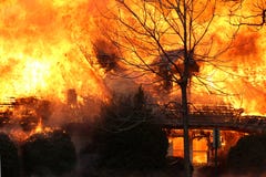 Un fuego inmenso de la casa del rugido foto de archivo libre de regalías Un fuego inmenso de la casa del rugido foto de archivo libre de regalías