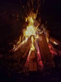 Un fuoco di accampamento su una sera di estate immagini stock Un fuoco di accampamento su una sera di estate immagini stock