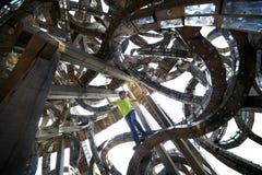Un gar?on dans une structure architecturale ?trange La construction d'art a fait du bois et du m?tal r photos libres de droits Un gar?on dans une structure architecturale ?trange La construction d'art a fait du bois et du m?tal r photos libres de droits