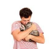 Un gatto e un uomo, un ritratto di un gatto felice con gli occhi di fine e un giovane, la gente che gioca con un gattino Il tipo fotografie stock Un gatto e un uomo, un ritratto di un gatto felice con gli occhi di fine e un giovane, la gente che gioca con un gattino Il tipo fotografie stock