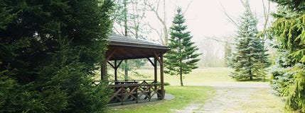 Un gazebo de madera en el parque imagenes de archivo Un gazebo de madera en el parque imagenes de archivo