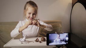 Un giovane, blogger divertente della ragazza prende nota dell'edizione Il bambino disimballa l'uovo con una sorpresa archivi video Un giovane, blogger divertente della ragazza prende nota dell'edizione Il bambino disimballa l'uovo con una sorpresa archivi video