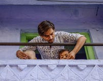Un giovane con i suoi bambini alla casa rurale immagine stock Un giovane con i suoi bambini alla casa rurale immagine stock