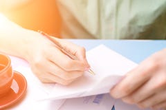 Un giovane esamina e firma la lettera Il concetto di corrispondenza immagine stock libera da diritti Un giovane esamina e firma la lettera Il concetto di corrispondenza immagine stock libera da diritti