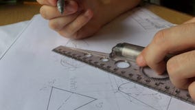 Un giovane ingegnere impara lavorare con i grafici archivi video Un giovane ingegnere impara lavorare con i grafici archivi video
