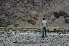 Un giovane sta sulla montagna fotografia stock Un giovane sta sulla montagna fotografia stock