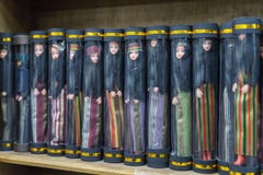 Un gran número de muñecas vestidas en la ropa árabe nacional de mujeres - el hijab está en los estantes en una tienda del borde d foto de archivo libre de regalías Un gran número de muñecas vestidas en la ropa árabe nacional de mujeres - el hijab está en los estantes en una tienda del borde d foto de archivo libre de regalías