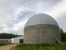 Un granero redondo grande del hormigón y del metal para almacenar el grano y el maíz fotos de archivo libres de regalías Un granero redondo grande del hormigón y del metal para almacenar el grano y el maíz fotos de archivo libres de regalías