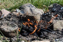 Un gril chaud préparé pour griller Grille disposée sur la pierre trois photos stock Un gril chaud préparé pour griller Grille disposée sur la pierre trois photos stock