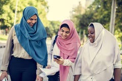 Un groupe de jeunes femmes musulmanes images libres de droits Un groupe de jeunes femmes musulmanes images libres de droits