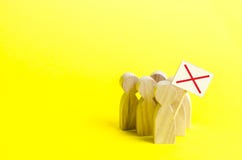 Un groupe de protester des figures avec se connecte un fond jaune Une foule fâchée des figures en bois des personnes avec une aff photographie stock Un groupe de protester des figures avec se connecte un fond jaune Une foule fâchée des figures en bois des personnes avec une aff photographie stock