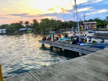 Un groupe de pêcheur bélizéen local renvoyer leur bateau au dock après un jour de la pêche comme ensembles du soleil photo libre de droits Un groupe de pêcheur bélizéen local renvoyer leur bateau au dock après un jour de la pêche comme ensembles du soleil photo libre de droits
